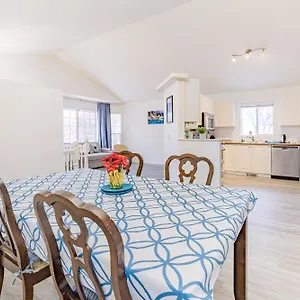 Main Floor Suite, 3 Bdr, 4bd Spacious And Cozy Apartment